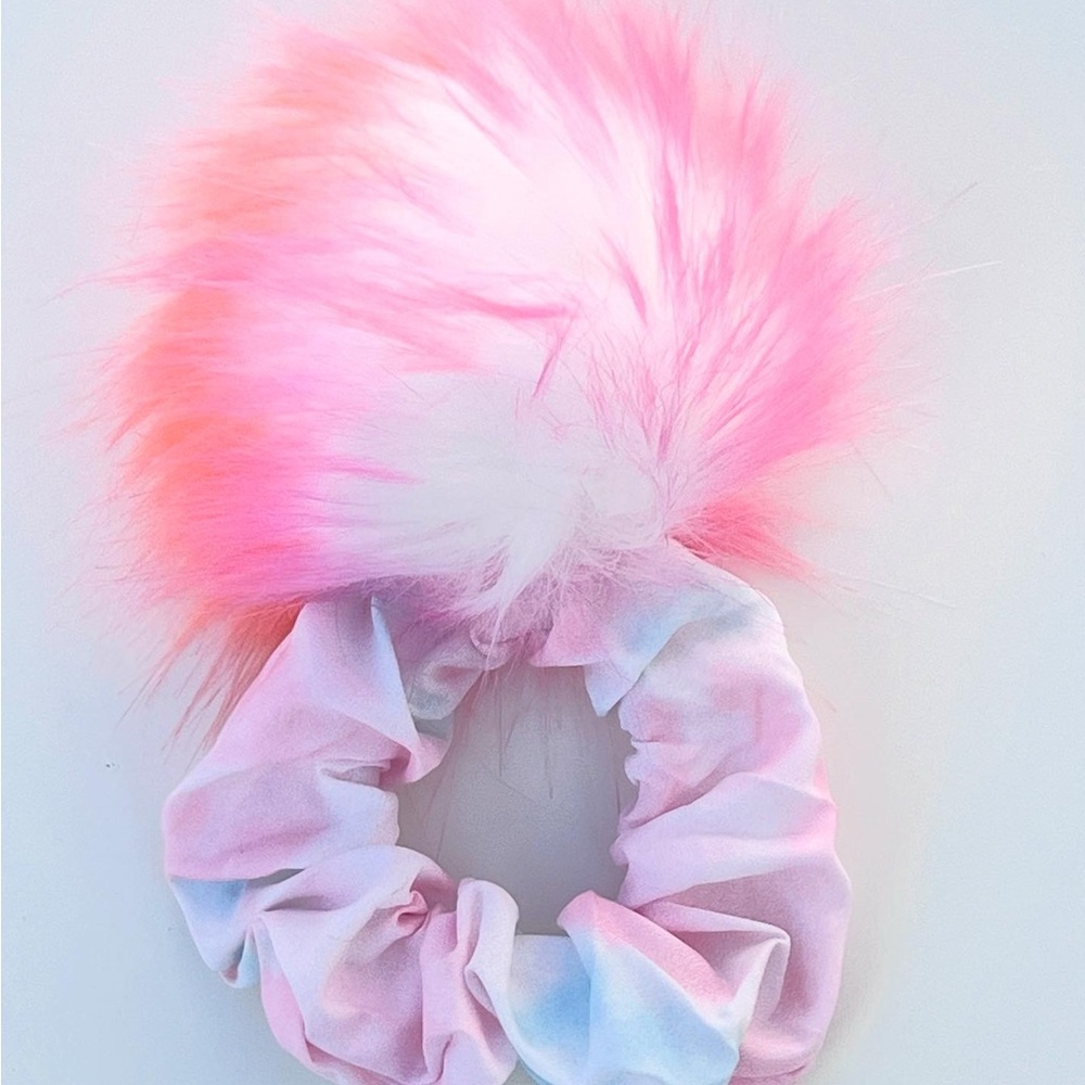 Pink and White Fluffy Hair ScrunchieWatercolor mini 🧚🏼